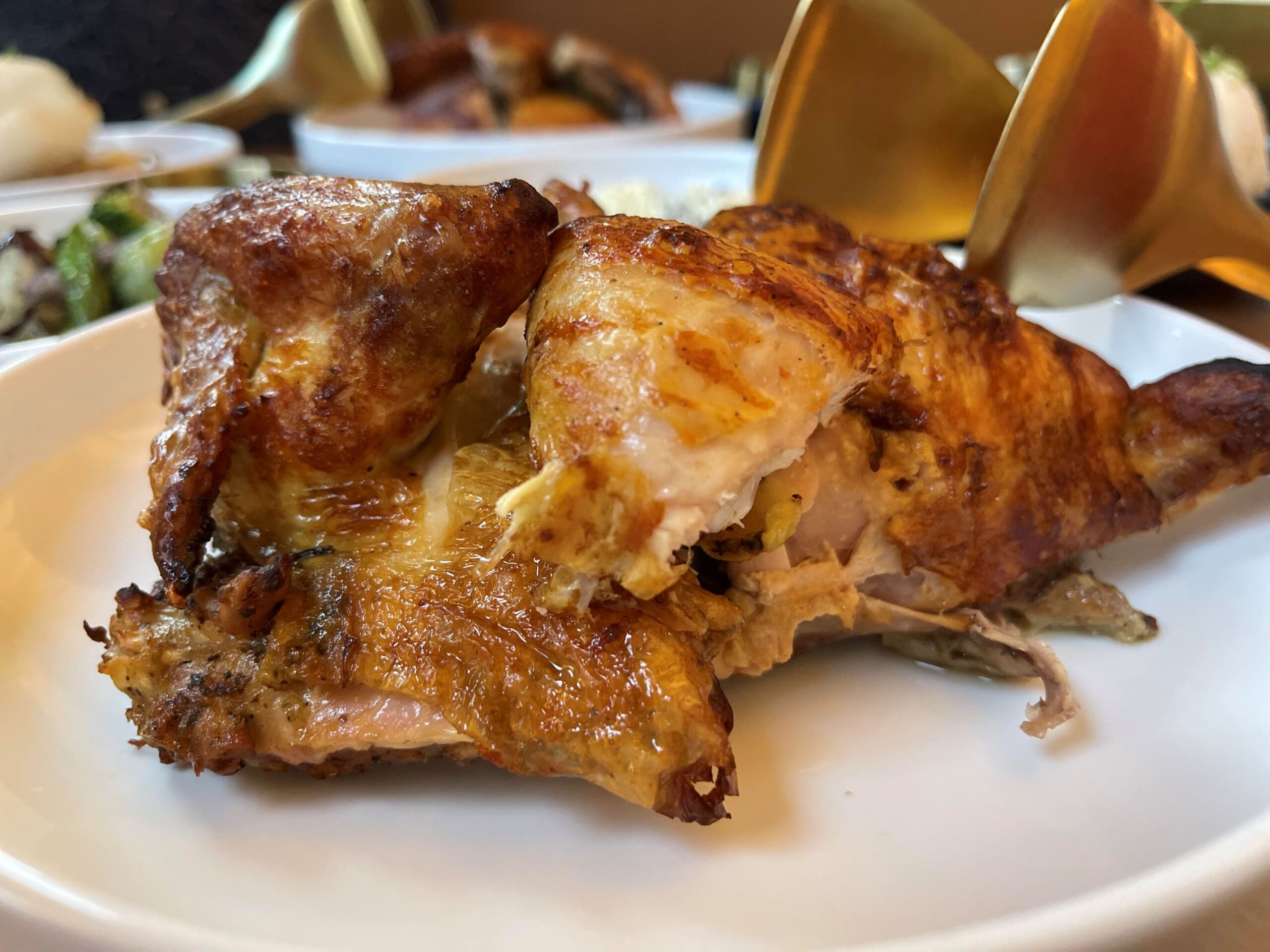 El Pollo a la brasa lleva un proceso de marinado de 48 horas, que hace que no pierda jugosidad